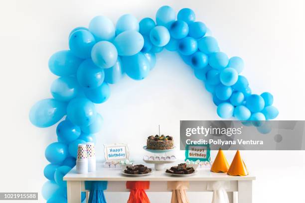 gâteau et décoration de fête anniversaire enfants - birthday balloons photos et images de collection