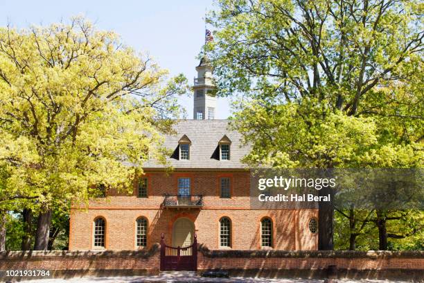 capital building in colonia williamsburg - colonial williamsburg stock pictures, royalty-free photos & images