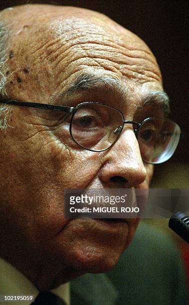 Nobel Prize winner José Saramago speaks to the press about his latest book in Montevideo, Uruguay 02 May 2003. El escritor portugués José Saramago,...