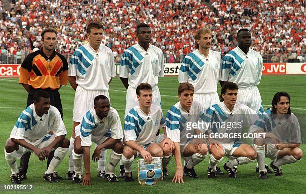 L'équipe de football de l'Olympique de Marseille pose pour les photographes avant la finale de la Coupe d'Europe des clubs champions contre le Milan...