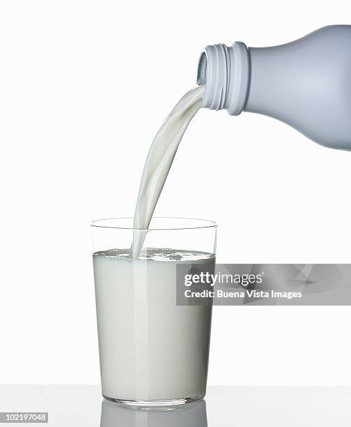 glass of milk - milk pour - fotografias e filmes do acervo