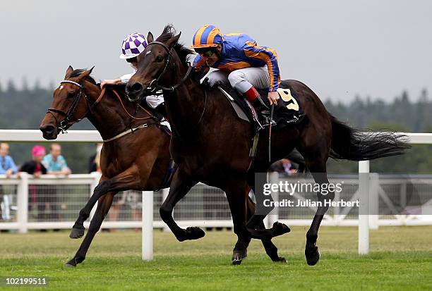 Johnny Murtagh and Lillie Langtry get the better of the Kevin Manning ridden Gile Na Greine to land The Coronation Stakes run on the 4th Day of Royal...