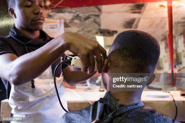 corte de cabelo no barbeiro município local - township - fotografias e filmes do acervo