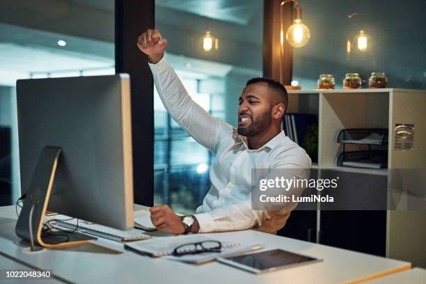 gewinner töten ganztägig - business people cheering in office stock-fotos und bilder