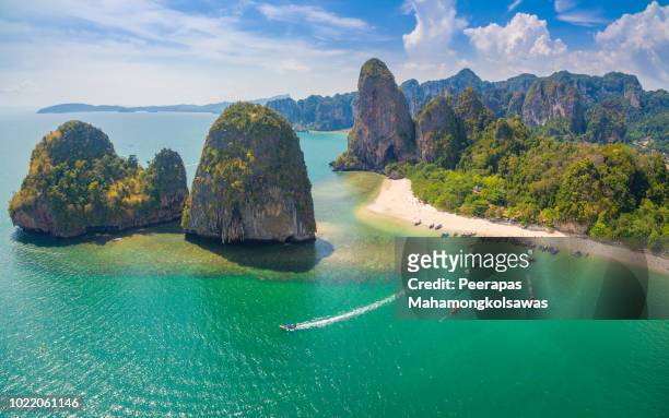 maya bay in krabi thailand - longtailboot stockfoto's en -beelden