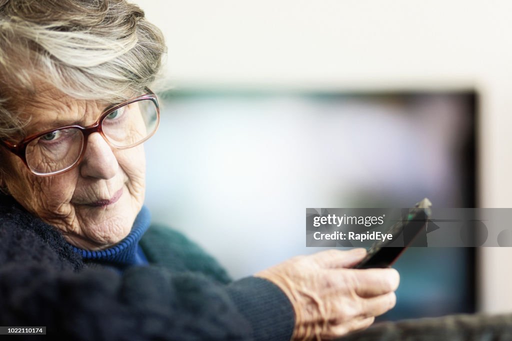 Frustriert senior Frau wird vom TV zur Kamera