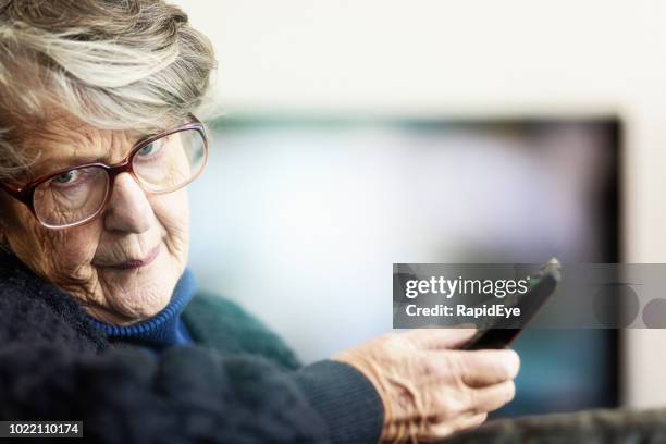 mujer senior frustrada se convierte en cámara de tv - una sola mujer mayor fotografías e imágenes de stock