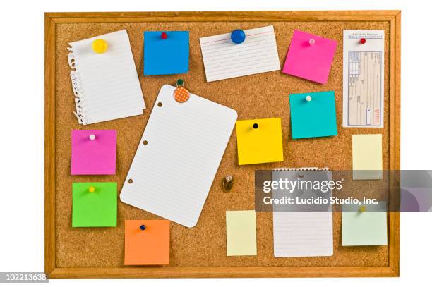 notice board with notes. - puntina da disegno foto e immagini stock