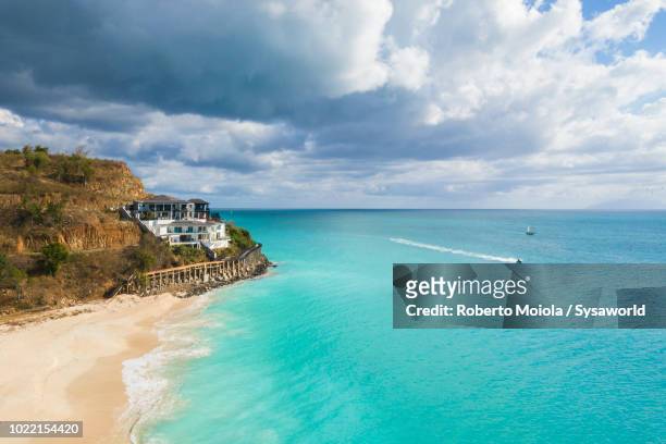 elevated view of fine sand beach and turquoise sea, ffryes beach, antigua, antigua and barbuda, caribbean, leeward islands, west indies - antigua leeward islands stockfoto's en -beelden
