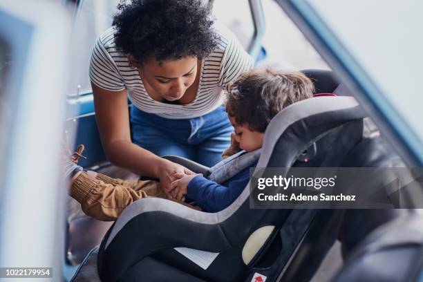幼児車の座席で常に旅行 - 車　子供　アフリカ ストックフォトと画像