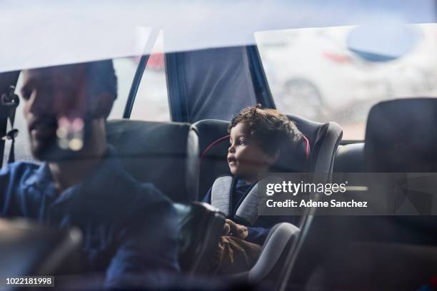 veilig rijden met uw kostbare lading - guy in car seat stockfoto's en -beelden