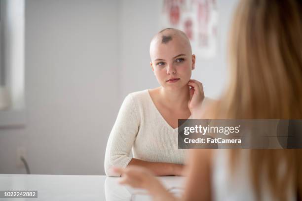 escuchar al doctor - alopecia fotografías e imágenes de stock