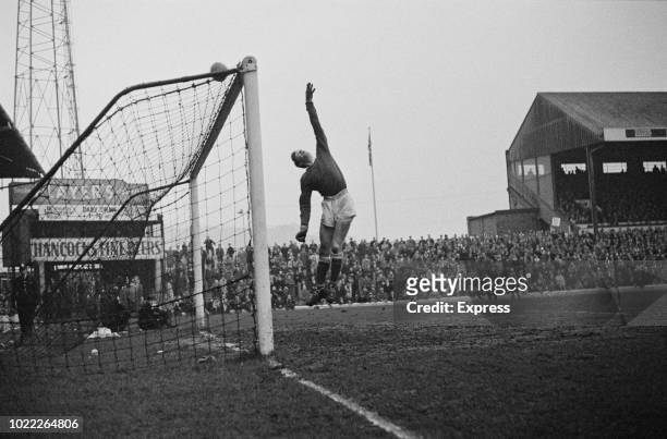 English goalkeeper Jimmy Montgomery of Sunderland AFC in action during a match against Cardiff City FC, UK, 10th February 1964.