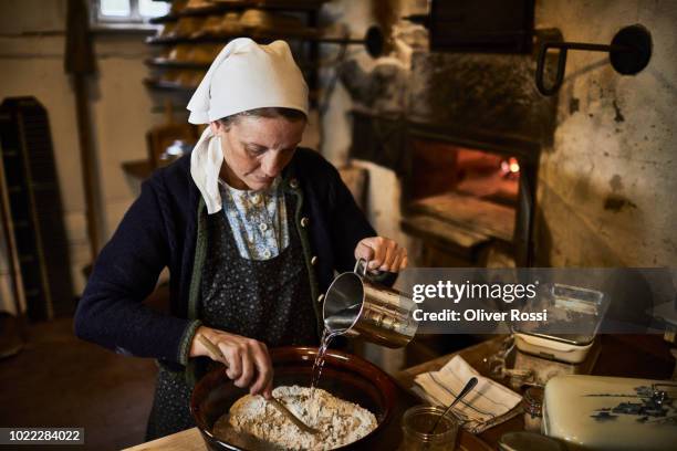 Old Baking Methods Woman Baking Old Fashioned Photos and Premium High Res Pictures - Getty ...