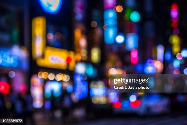 abstract defocused city street scene at night - asien metropole nachtleben stock-fotos und bilder