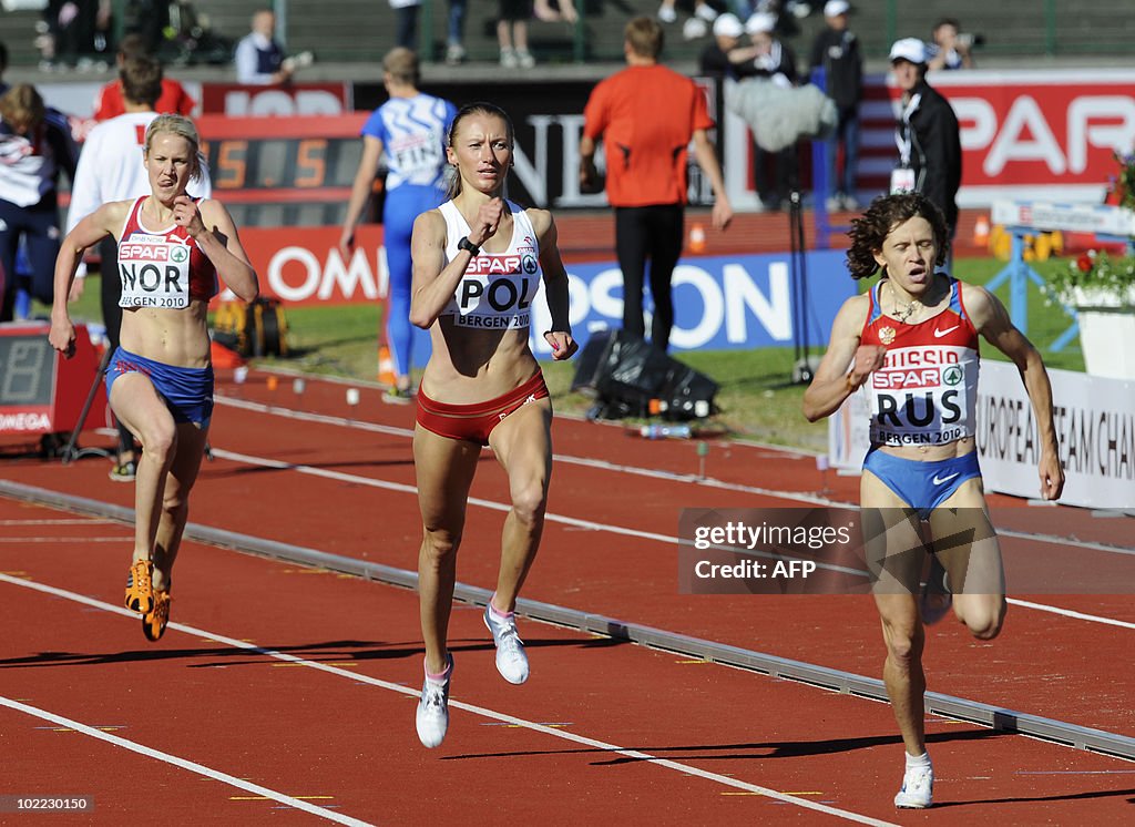Russian Yelena Zadoroznaya (R) runs to w