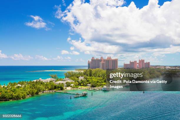 bahamas tropical beach scenery at nassau, caribbean. - atlantis resort paradise island foto e immagini stock
