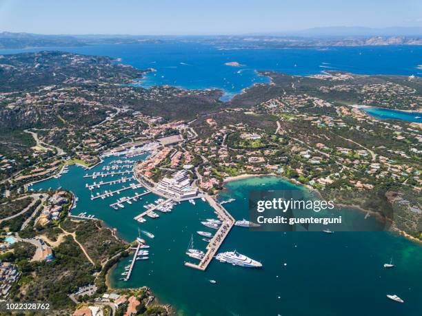 luftaufnahme des luxus marina, porto cervo, sardinien, italien - insel maddalena stock-fotos und bilder