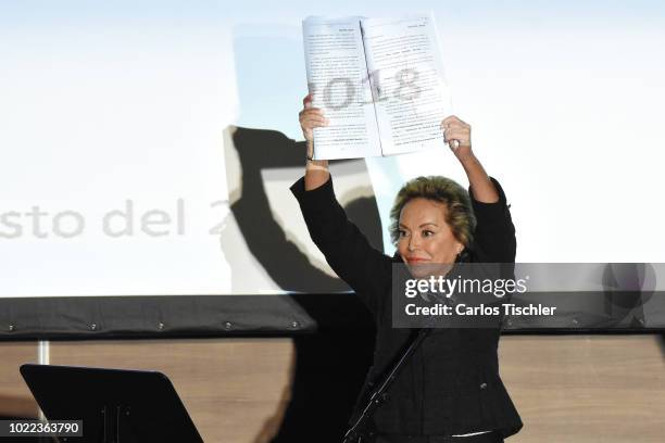 Elba Esther Gordillo Show her freedom document during a press conference at Hotel Presidente Intercontinental on August 20, 2018 in Mexico City,...