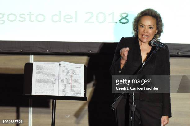 Elba Esther Gordillo Show her freedom document during a press conference at Hotel Presidente Intercontinental on August 20, 2018 in Mexico City,...