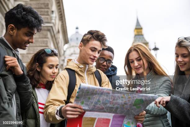 college students on travel to london - students map imagens e fotografias de stock