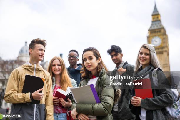 college-studenten auf reise nach london - big ben black and white stock-fotos und bilder