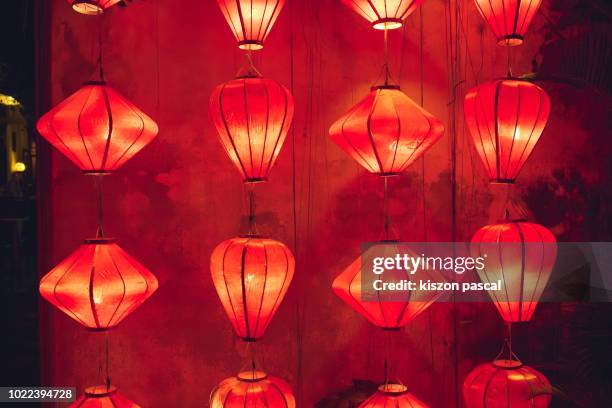 red traditional chinese paper lantern illuminated at night . - 中国 提灯 ストックフォトと画像