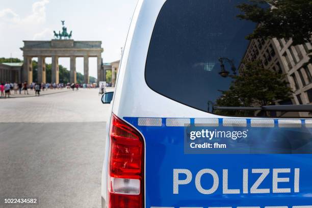 police car in front of the brandenburg gate (brandenburg gate) - (berlin, germany) - germany police stock pictures, royalty-free photos & images