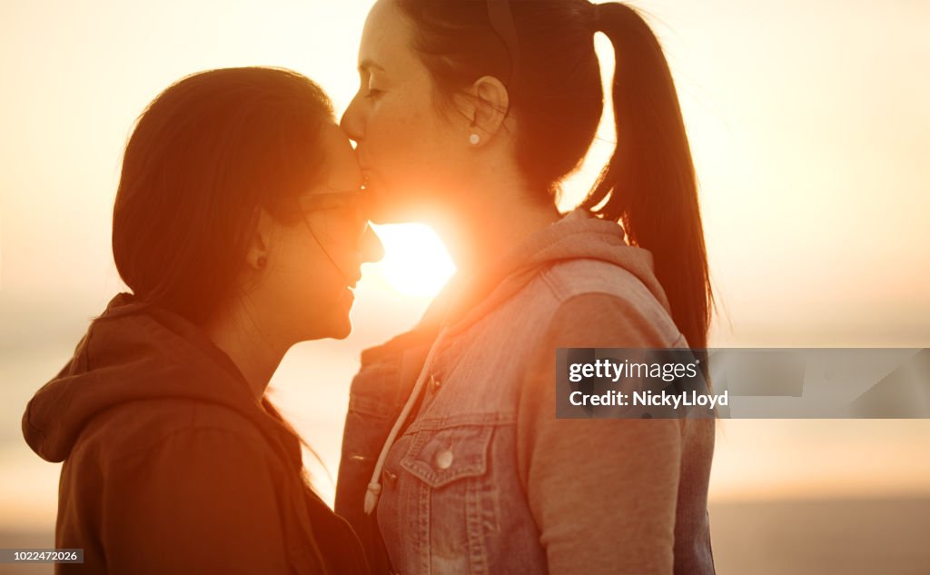 Liebespaar bei Sonnenuntergang am Strand