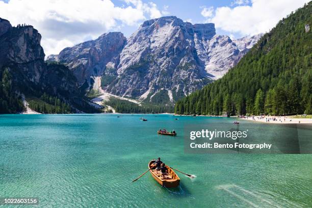 tourism sailing boat in lake braies, dolomite, italy. - boat top view stockfoto's en -beelden