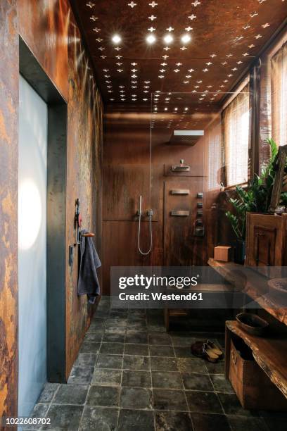 modern bathroom with corten steel wall cladding and ceiling light effects - shabby chic stock-fotos und bilder