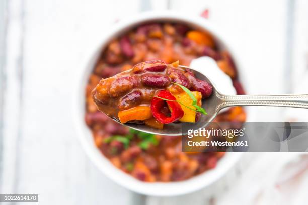 spoon of chili con carne with fresh coriander - chili - fotografias e filmes do acervo