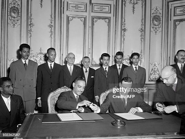 Mauritanian Prime minister Mokhtar Ould Daddah and French Prime minister Michel Debre , sign an agreement between France and Mauritania, on October...