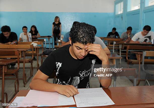 Tunisian students take the baccalaureat exam on June 9, 2010 in Tunis. AFP PHOTO / FETHI BELAID