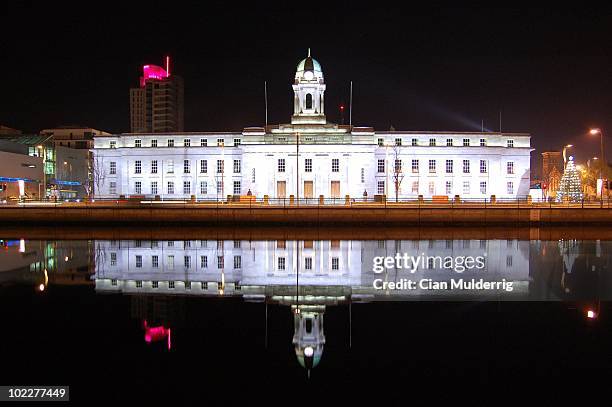 cork city hall reflection - cork stockfoto's en -beelden