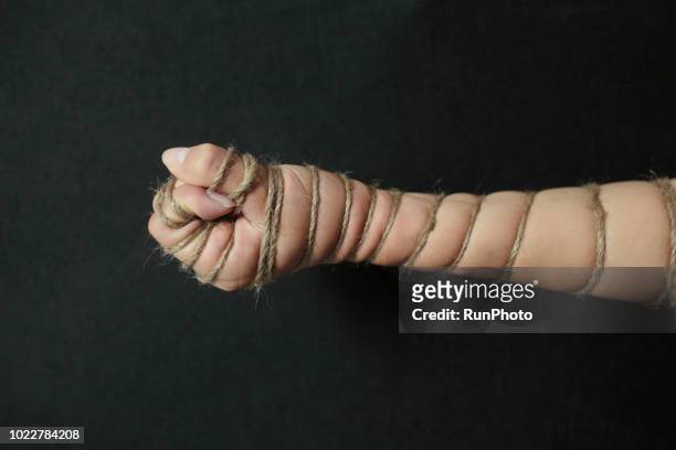 hand tied with rope - servidão imagens e fotografias de stock