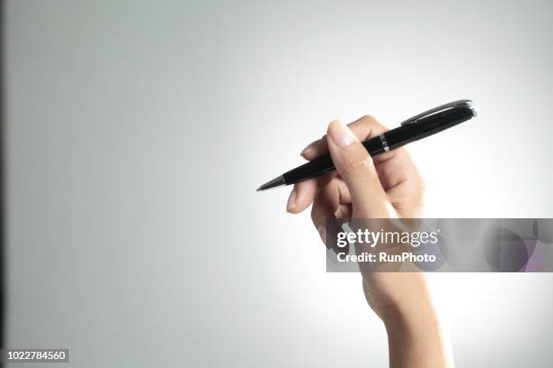 hand holding pen - stift freisteller stock-fotos und bilder