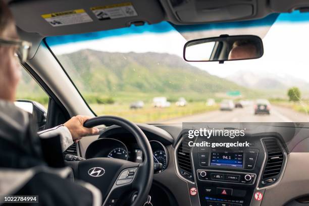 overdag snelweg rijden door het land - hyundai stockfoto's en -beelden