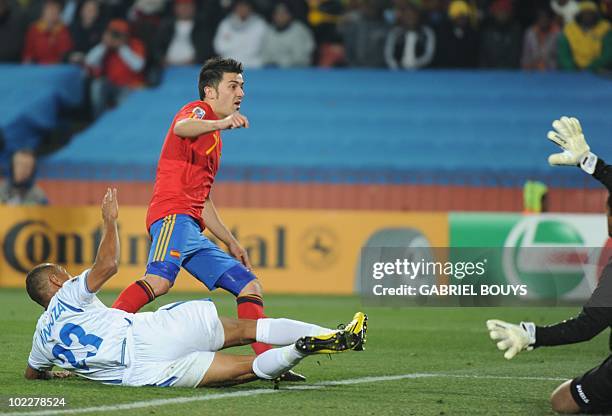 Spain's striker David Villa is challenged for the ball by Honduras' defender Sergio Mendoza in front of Honduras' goalkeeper Noel Valladares during...