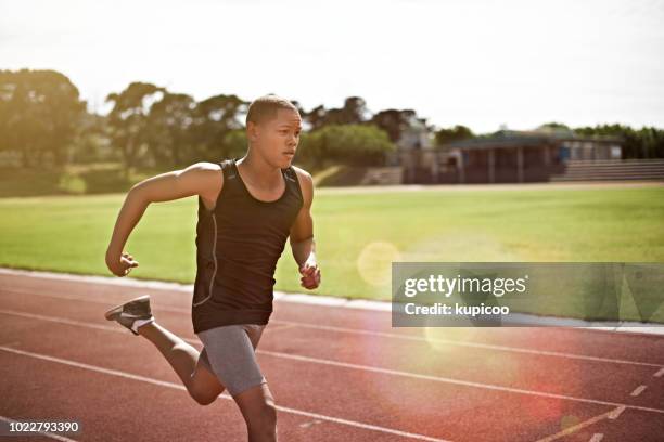 setzen sie in die arbeit, um die trophäe - running boy stock-fotos und bilder