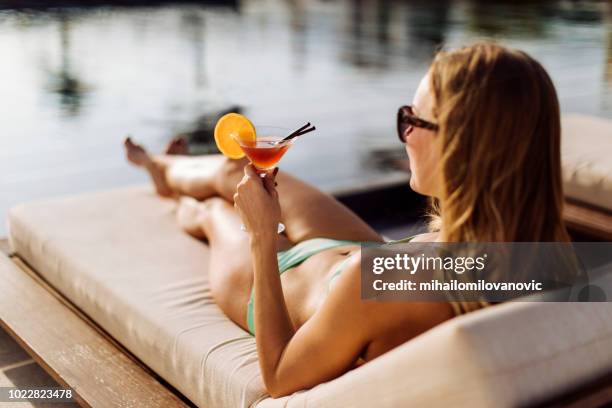 sommerurlaub am pool - sonnenliege stock-fotos und bilder