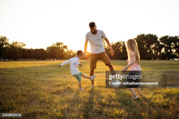 familie soccer spel - familie sport stockfoto's en -beelden