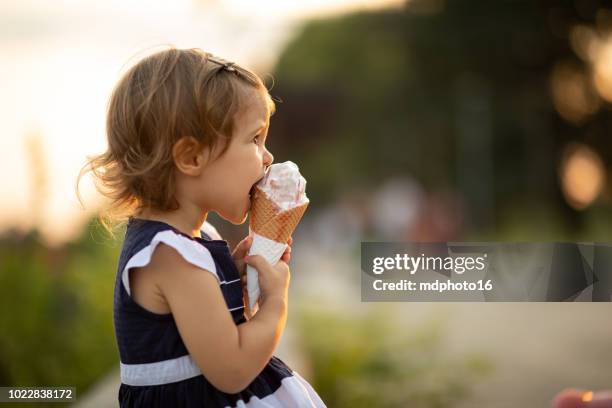 meisje van de baby genieten van ijs - kid eating ice cream stockfoto's en -beelden