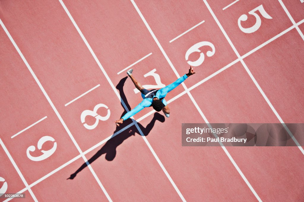 Läufer Überqueren der Ziellinie auf track