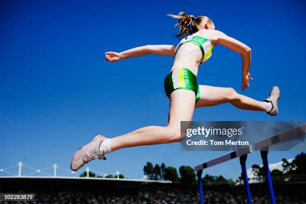 salto obstáculos on track runner - hurdle race fotografías e imágenes de stock