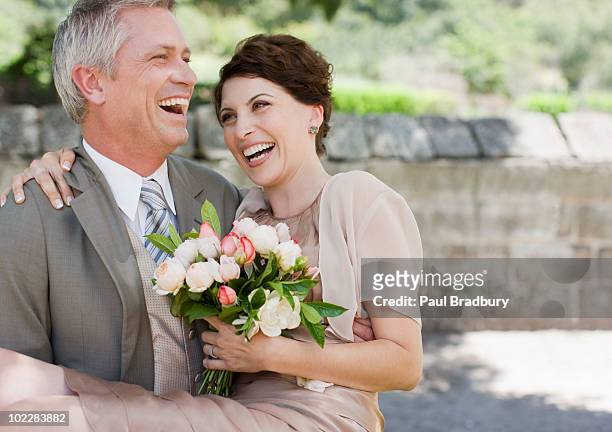 ältere bräutigam trägt braut - couple before marriage stock-fotos und bilder