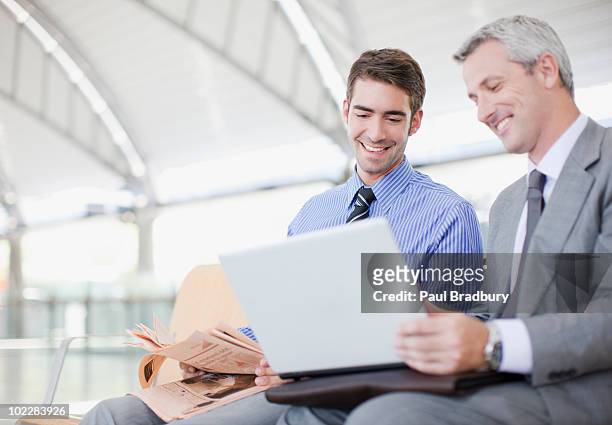 uomini d'affari utilizzando il computer portatile in attesa di stazione ferroviaria - sydney airport foto e immagini stock