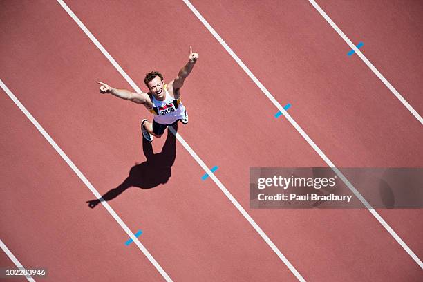 runner a celebrar em pista - exultação imagens e fotografias de stock