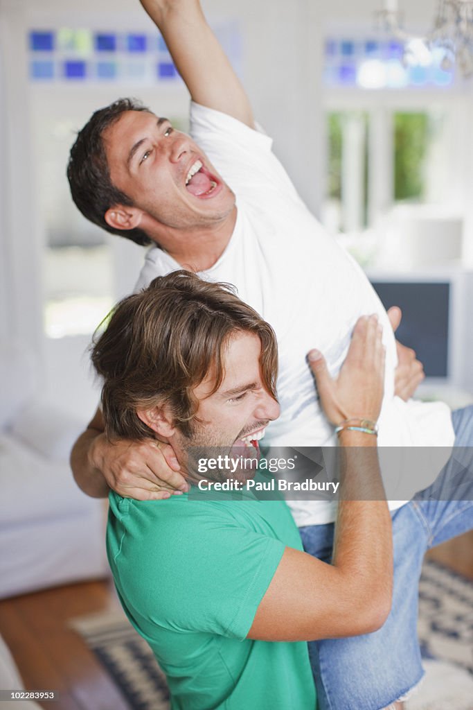 Feliz homem a celebrar