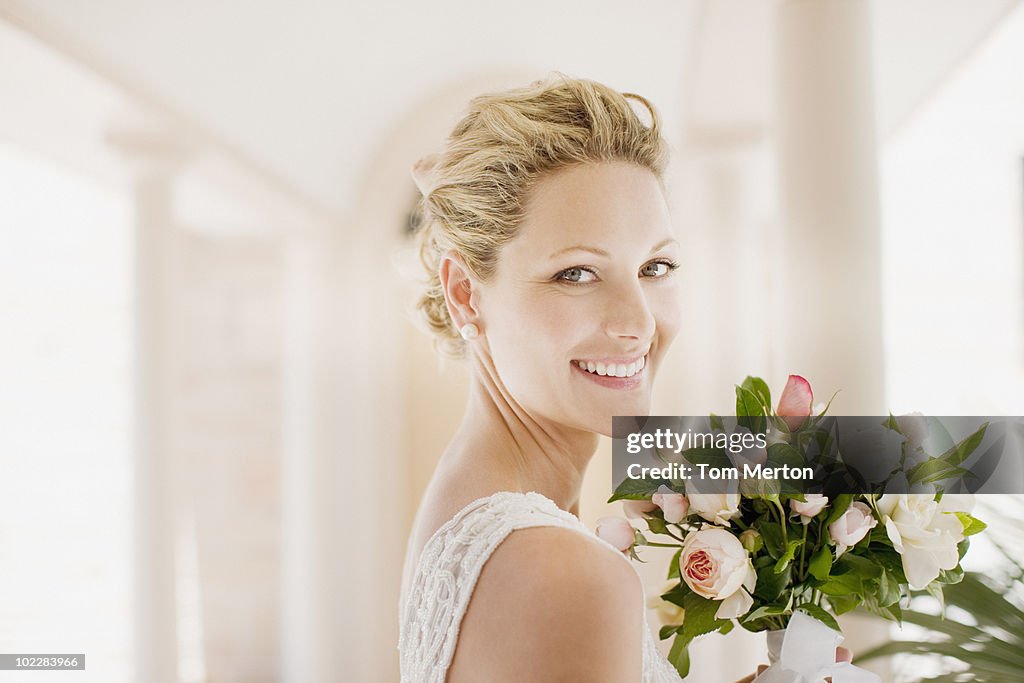 Sorridente sposa con bouquet